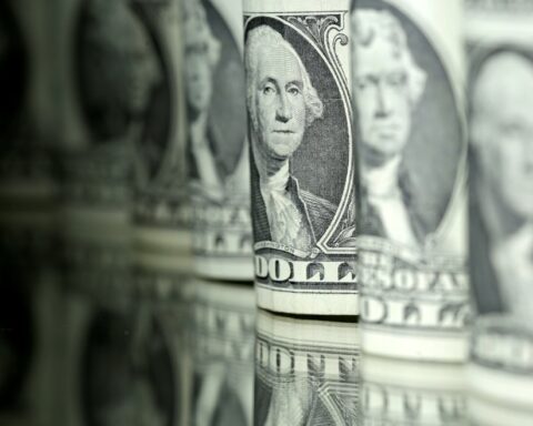 Dólar volta a subir