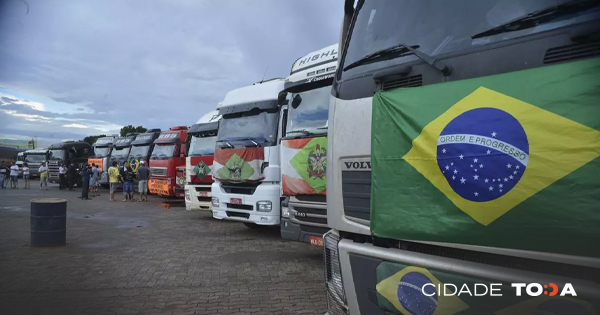 Apenas carros pequenos, veículos de emergência e cargas de alimentos perecíveis estão sendo liberados pelos caminhoneiros. Foto: Valter Campanto/Agência Brasil/ND