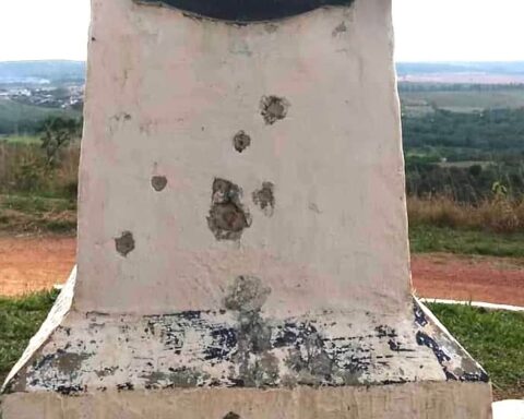 Localizado em Planaltina, monumento recebeu 17 disparos; Dez deles atingiram a placa de bronze. Foto: Reprodução