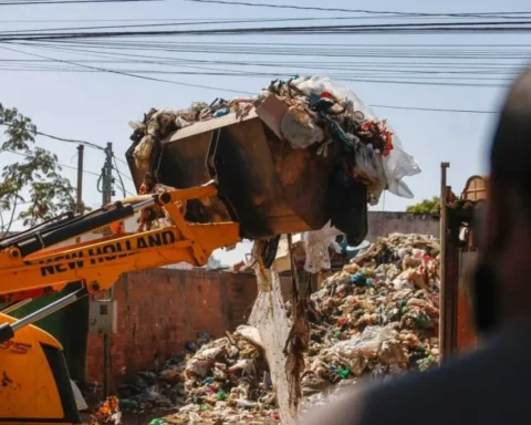 Mulher estava praticamente ilhada em volta de uma montanha de lixo. Situação atinge mais de 100 famílias na capital goiana. Foto: Vinicius Schmidt/Metrópoles