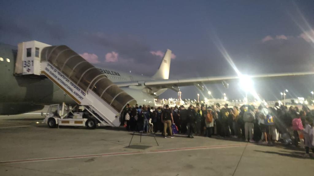 Brasileiros em Israel embarcam em avião da FAB