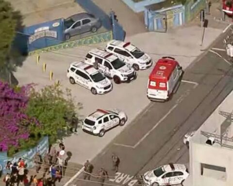 Ataques em escolas- Policiais na porta da escola/ Foto: Reprodução