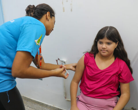 Criança recebe vacina contra a dengue no DF