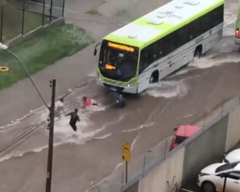 Mulher é arrastada para debaixo de ônibus