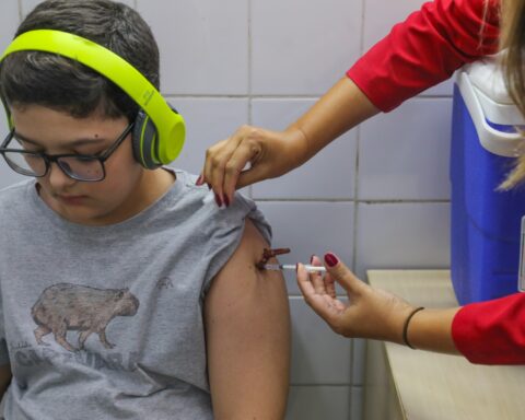 Adolescente é vacinado contra dengue no DF