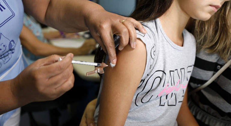 Menina é vacinada contra a dengue