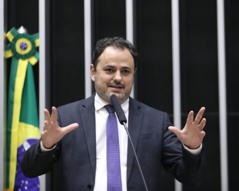 Deputado Glauber Braga na tribuna da Câmara