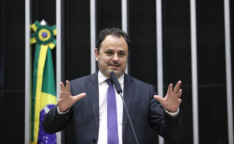 Deputado Glauber Braga na tribuna da Câmara