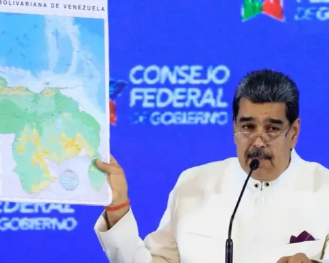 Nicolás Maduro exibe mapa da Venezuela