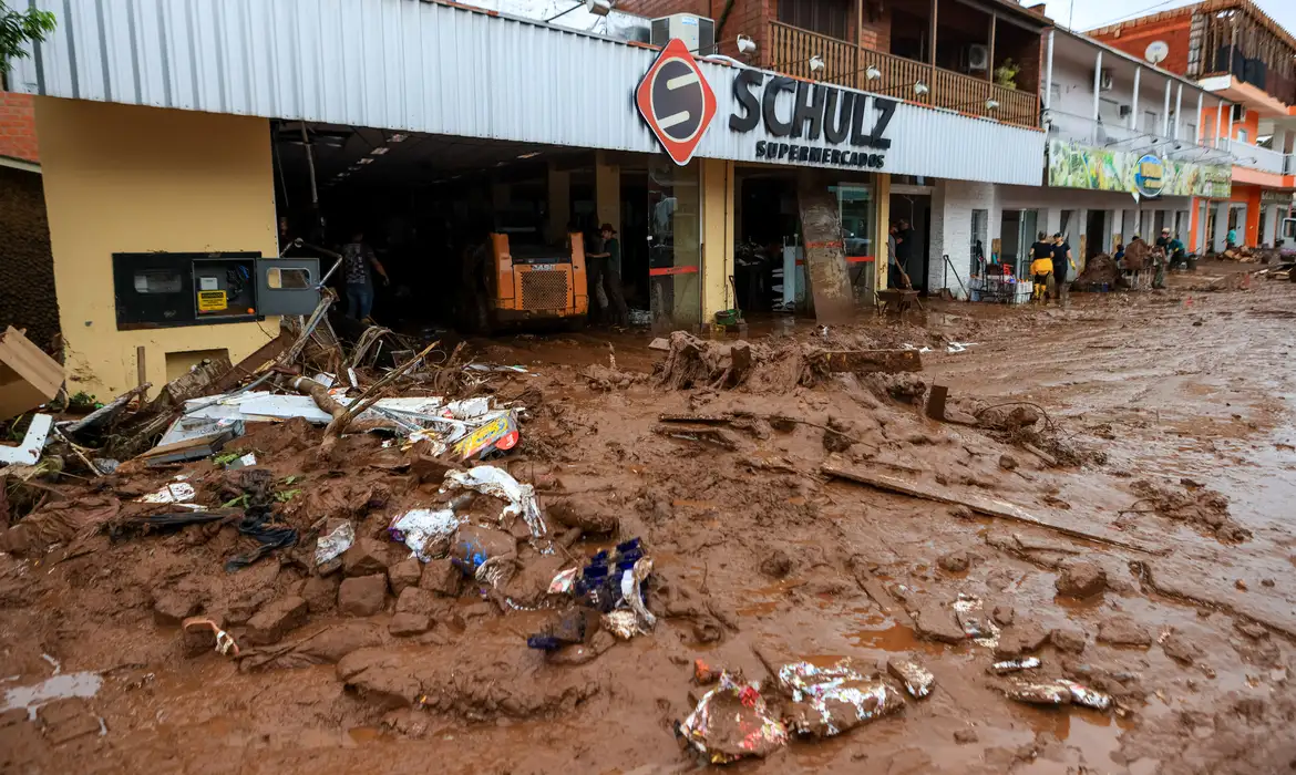 Chuvas e enchentes no RS deixam Porto Alegre na lama