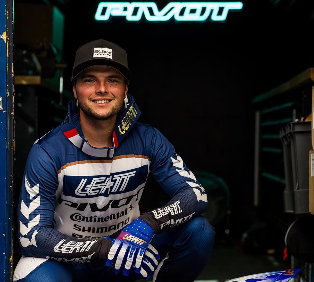 Roger Vieira brilha no Hardline 2025 e garante top 8. Atleta brasileiro destaca-se entre os melhores no downhill mais extremo do mundo.