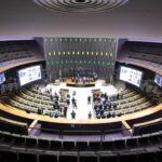 Câmara retira mandato de 7 deputados
