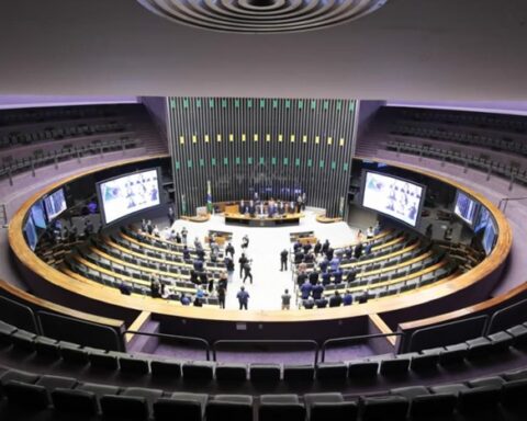 Câmara retira mandato de 7 deputados